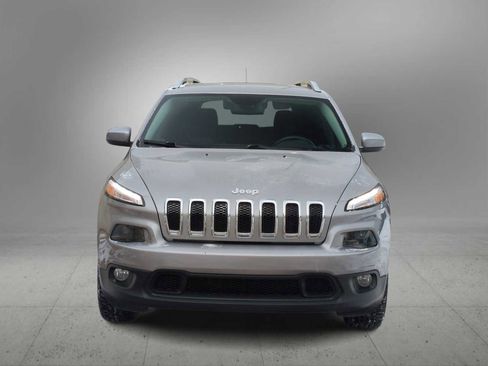 Used 2018 Jeep Cherokee Latitude w/ Cold Weather Group image 3