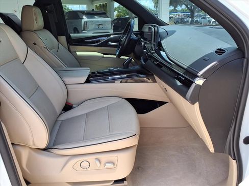Used 2024 Cadillac Escalade Premium Luxury AWD/4WD image 9