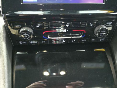 Used 2024 Jeep Grand Cherokee L Laredo w/ Luxury Tech Group I AWD/4WD image 17
