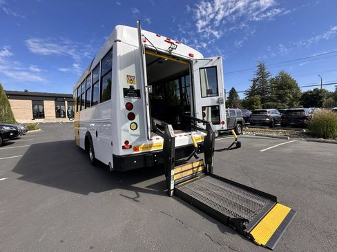 Used 2015 Chevrolet Express 4500 RWD image 23