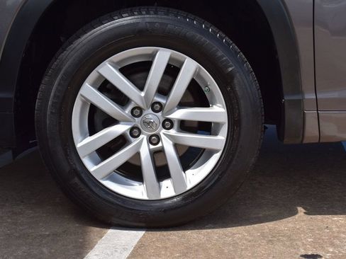 Used 2014 Toyota Highlander LE FWD image 11