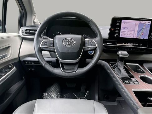 Used 2023 Toyota Sienna XLE w/ XLE Plus Package AWD/4WD image 6