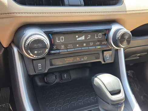 Used 2022 Toyota RAV4 XLE FWD image 20