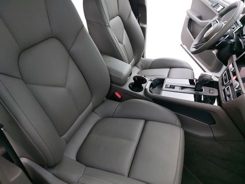 Used 2025 Porsche Macan image 12