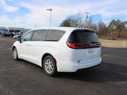 Used 2023 Chrysler Pacifica Touring-L image 7