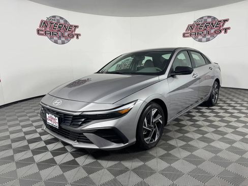 Used 2025 Hyundai Elantra Sport image 3