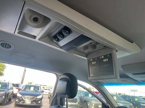 Used 2016 Chrysler Town & Country Touring FWD image 44