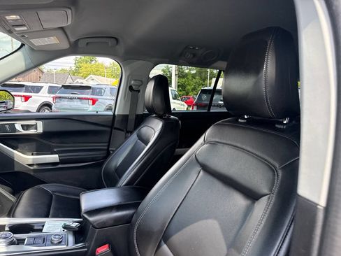 Used 2022 Ford Explorer XLT w/ Equipment Group 202A AWD/4WD image 19