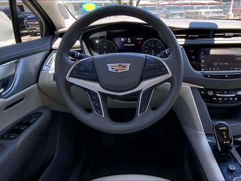 Used 2021 Cadillac XT5 Premium Luxury FWD image 6