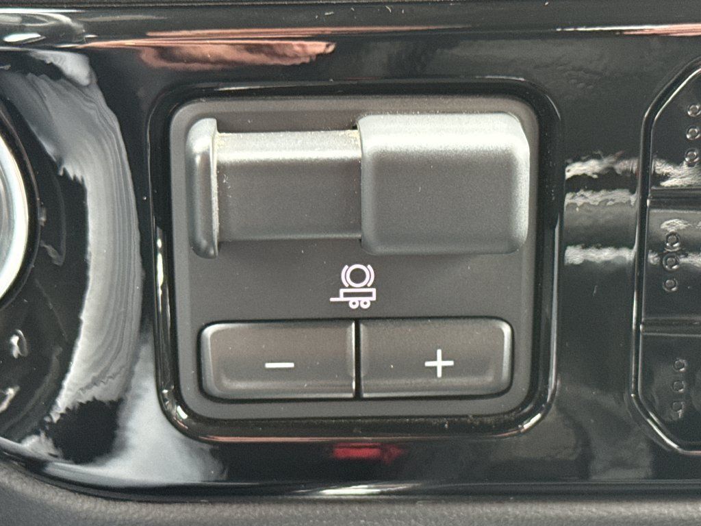 Certified 2023 Chevrolet Silverado 1500 LTZ AWD/4WD image 30