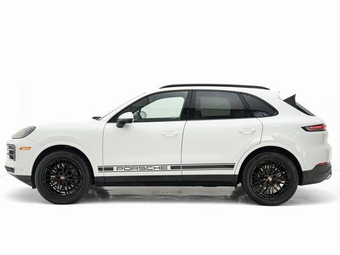 Used 2025 Porsche Cayenne image 2