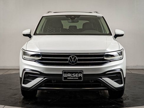 Used 2023 Volkswagen Tiguan SE w/ Panoramic Sunroof Package image 2