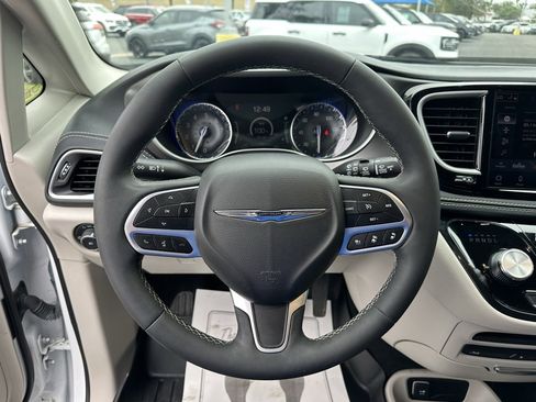 Used 2024 Chrysler Pacifica Touring-L w/ Uconnect Theater Family Group image 13