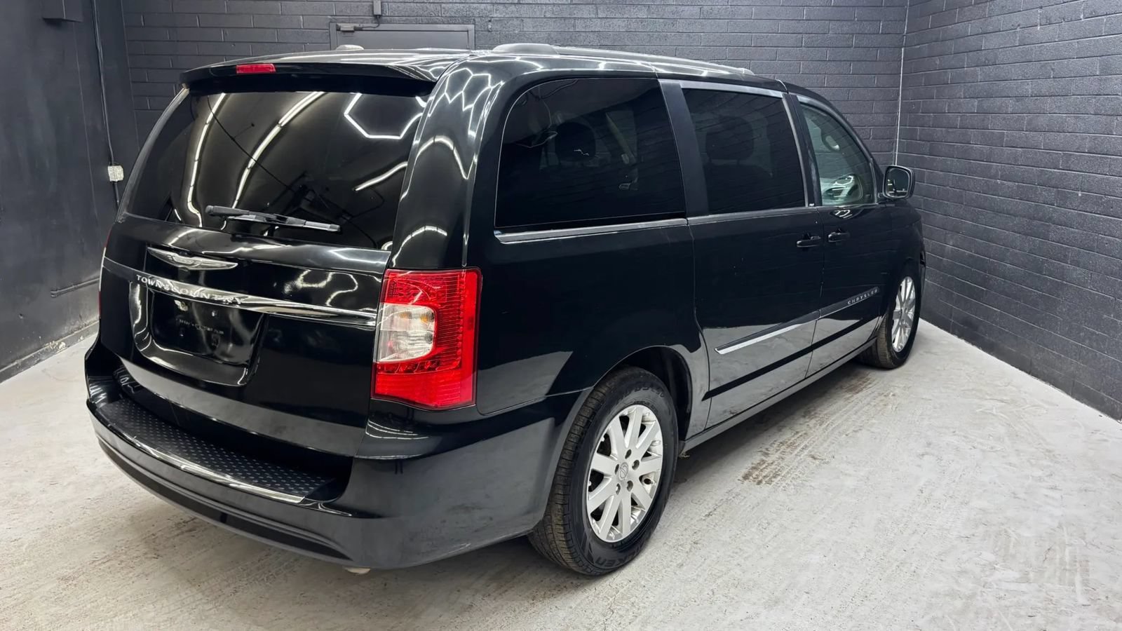 Used 2014 Chrysler Town & Country Touring FWD image 3