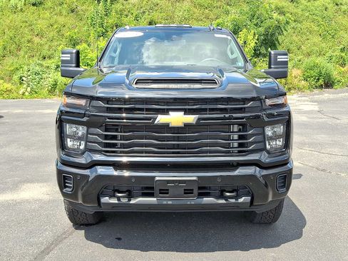 Used 2025 Chevrolet Silverado 2500 Custom w/ Custom Value Package AWD/4WD image 2