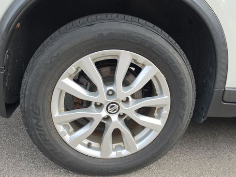 Used 2018 Nissan Rogue SV w/ Premium Package FWD image 13