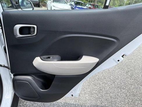 Used 2025 Hyundai Venue SEL FWD image 18