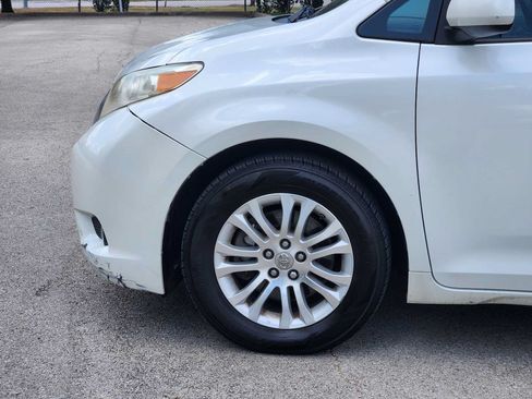 Used 2016 Toyota Sienna XLE w/ XLE Navigation Package FWD image 8