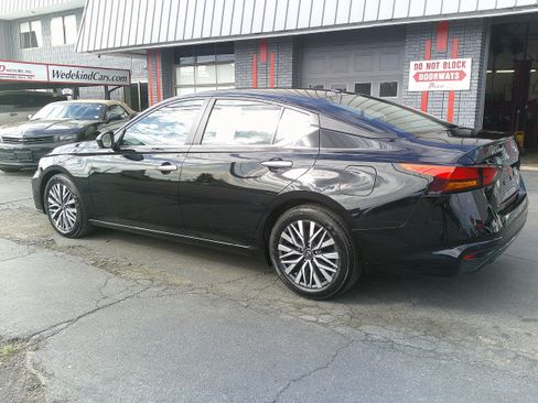 Used 2025 Nissan Altima 2.5 SV FWD image 13