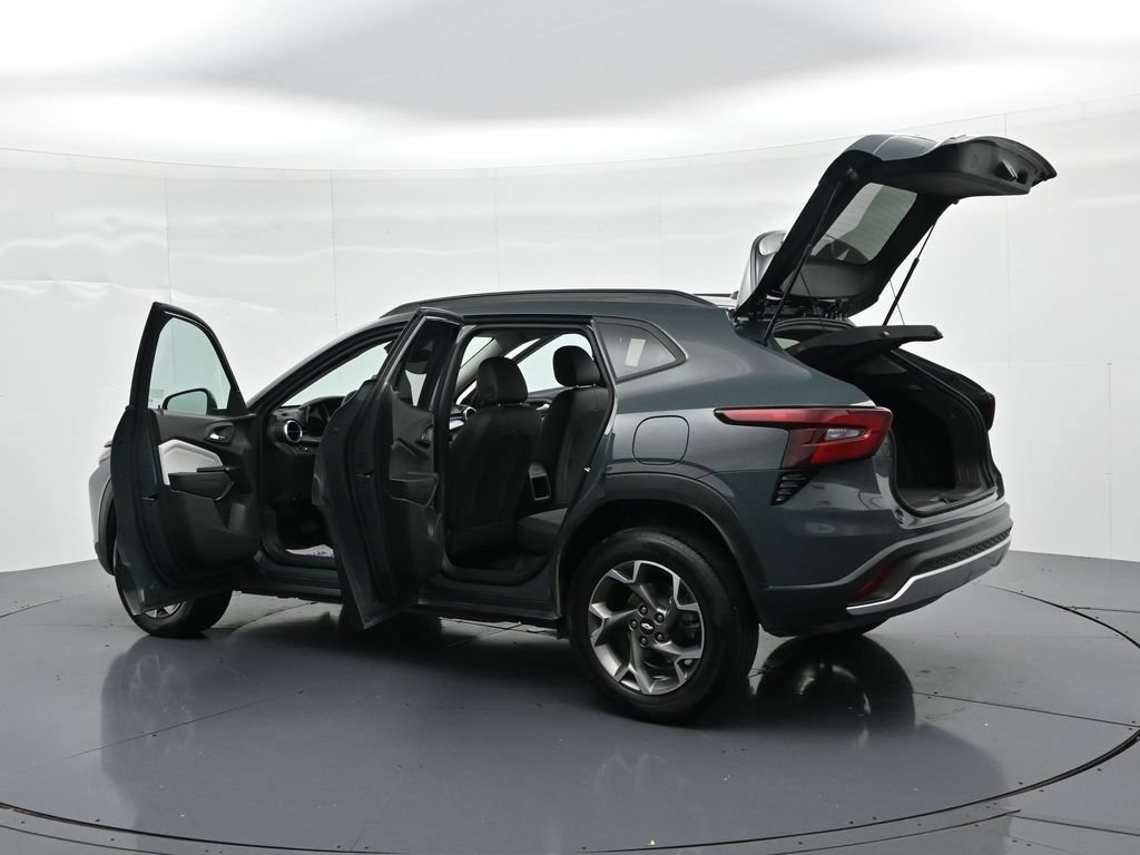 Used 2025 Chevrolet Trax LT FWD image 24