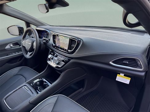 New 2026 Chrysler Pacifica Limited image 39
