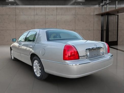 Used 2007 Lincoln Town Car Signature RWD image 5