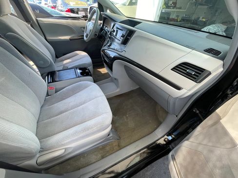 Used 2013 Toyota Sienna LE FWD image 11