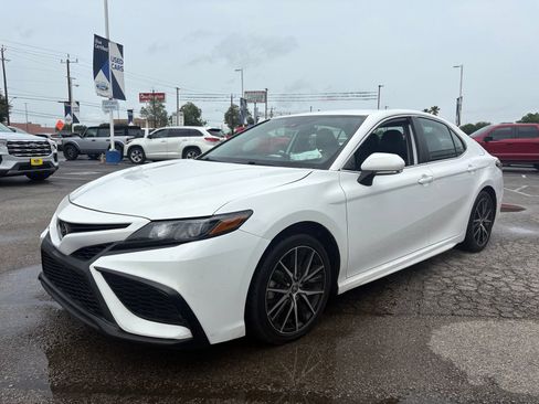 Used 2023 Toyota Camry SE FWD image 9