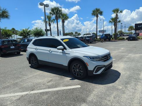 Used 2024 Volkswagen Tiguan SE FWD image 1