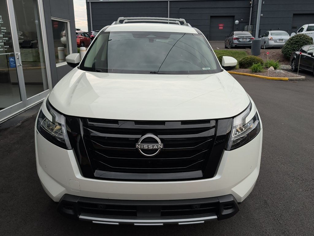Used 2023 Nissan Pathfinder SL w/ Black Appearance Package AWD/4WD image 2