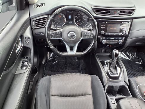 Used 2017 Nissan Rogue SV FWD image 4