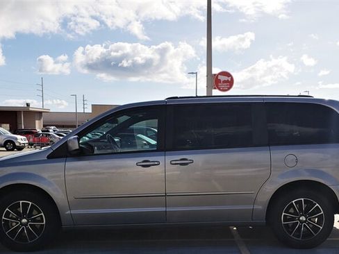 Used 2017 Dodge Grand Caravan GT FWD image 2
