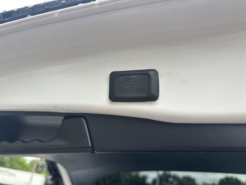 Used 2019 Toyota RAV4 XLE Premium AWD/4WD image 15