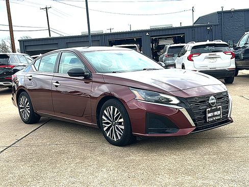 Used 2024 Nissan Altima 2.5 SV image 10