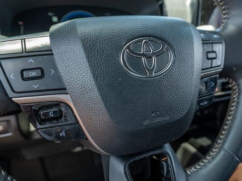 Used 2025 Toyota Camry SE FWD image 30