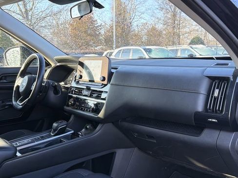 Used 2024 Nissan Pathfinder SV image 17