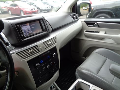 Used 2009 Volkswagen Routan SEL Premium image 22
