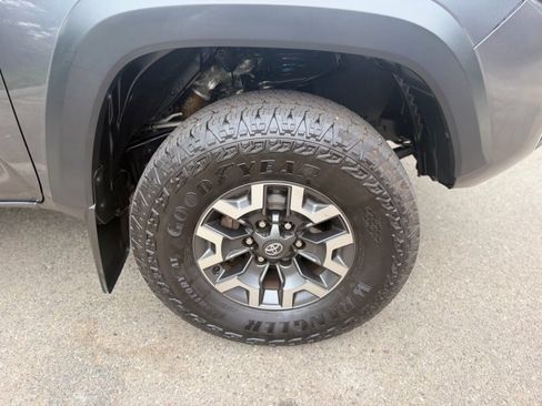 Used 2021 Toyota Tacoma TRD Off-Road w/ Technology Package AWD/4WD image 9