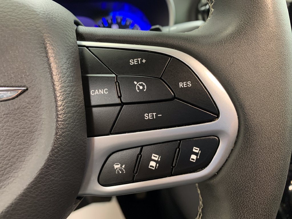 Used 2025 Chrysler Pacifica Select FWD image 25