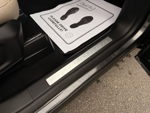 Used 2020 Ford Explorer Limited image 19