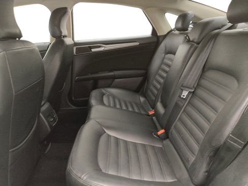 Used 2019 Ford Fusion SE FWD image 18
