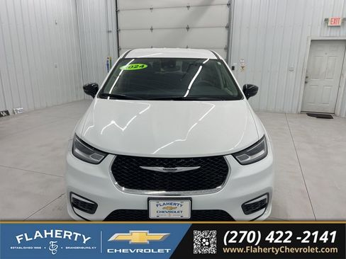 Used 2024 Chrysler Pacifica Touring-L FWD image 7
