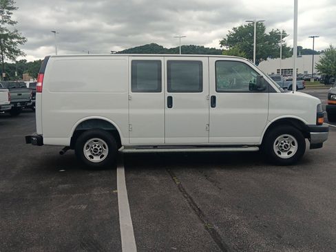 Used 2024 GMC Savana 2500 w/ Driver Convenience Package RWD image 3