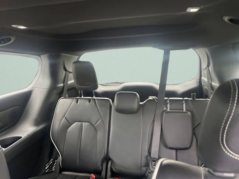 Used 2026 Chrysler Pacifica Limited image 16