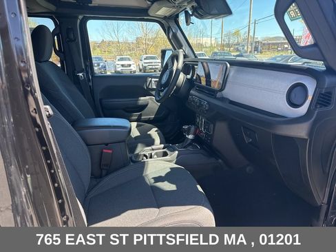 Used 2024 Jeep Wrangler Unlimited AWD/4WD image 17