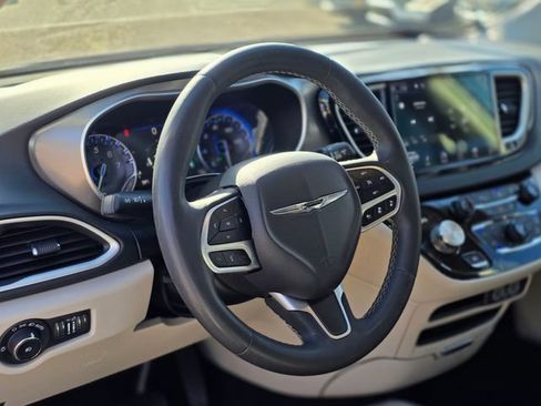 Used 2023 Chrysler Pacifica Touring-L image 15