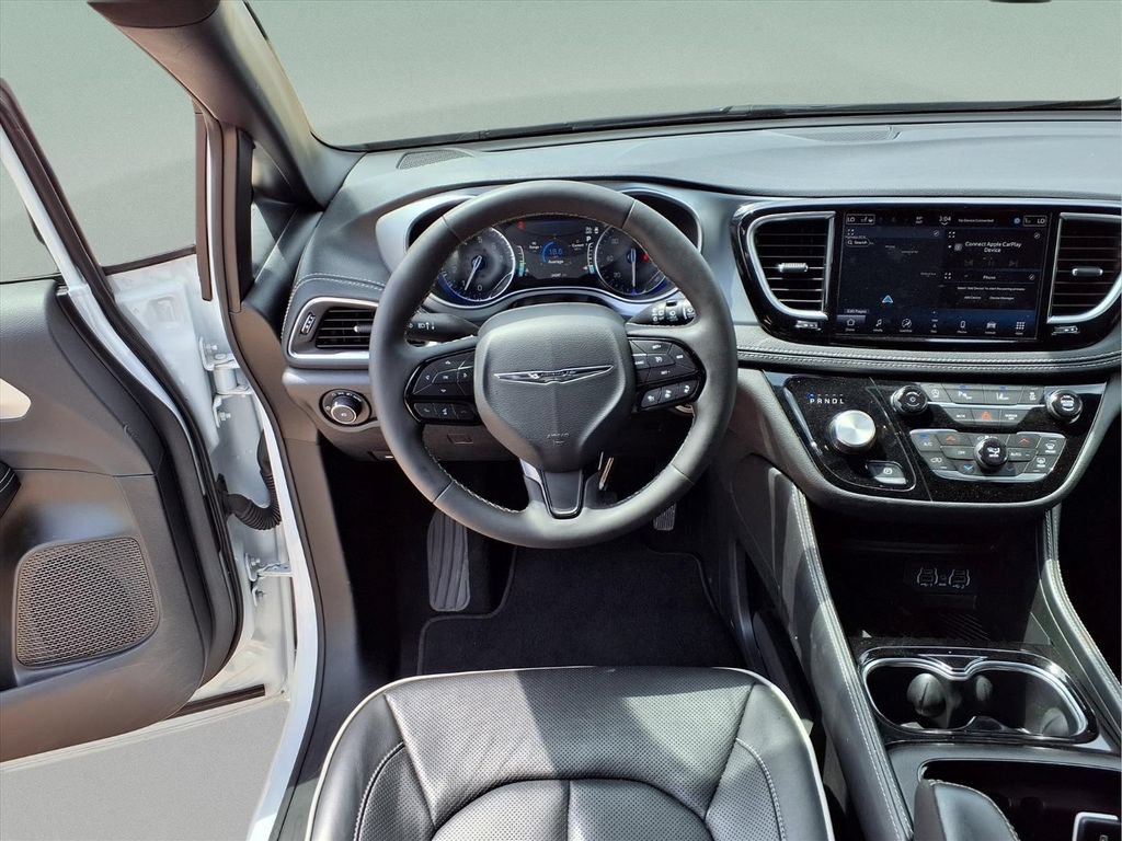Used 2025 Chrysler Pacifica Limited FWD image 9
