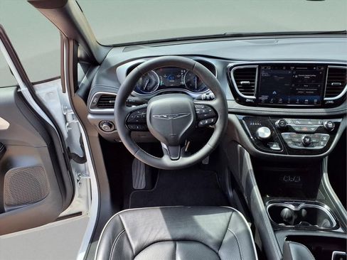 Used 2025 Chrysler Pacifica Limited FWD image 9
