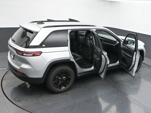 Used 2024 Jeep Grand Cherokee Altitude image 67