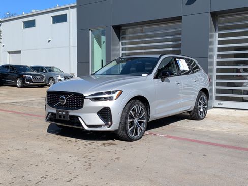 Used 2025 Volvo XC60 B5 Plus image 5